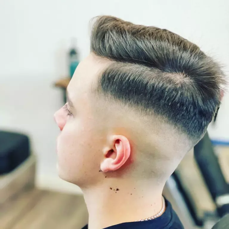 Gestylter Haarschnitt mit Pomade und Glanz