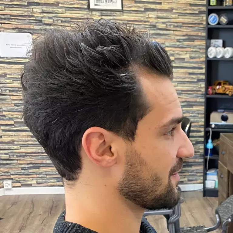 Klassischer Herrenhaarschnitt mit seitlichem Scheitel